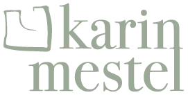Karin Mestel-Logo, bestehend aus einem stilisierten Grundriss-Symbol und dem Firmennamen in grünen Farbtönen - Karin Mestel