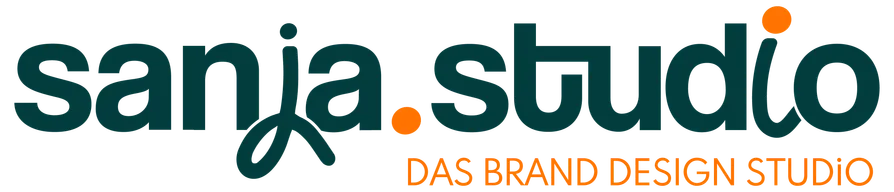 Hier ist das Logodesign von Sanja.Studio zu sehen. Die Gestaltung ist ein fetter Schriftzug, dabei stehen Sanja und Studio in zwei Zeilen untereinander. Die Farben sind dunkelgrün, dazu gibt es orangene Akzente. Sanja.Studio | Brand Design
