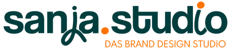 Hier ist das Logodesign von Sanja.Studio zu sehen. Die Gestaltung ist ein fetter Schriftzug, dabei stehen Sanja und Studio in zwei Zeilen untereinander. Die Farben sind dunkelgrün, dazu gibt es orangene Akzente. Sanja.Studio | Brand Design