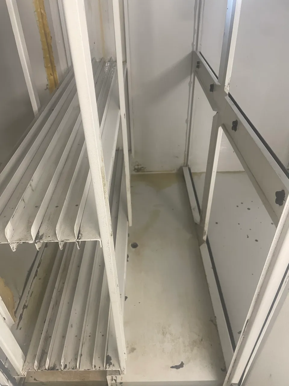 Arbeitsraum einer Werkzeugmaschine nach der Werkzeugmaschinenreinigung