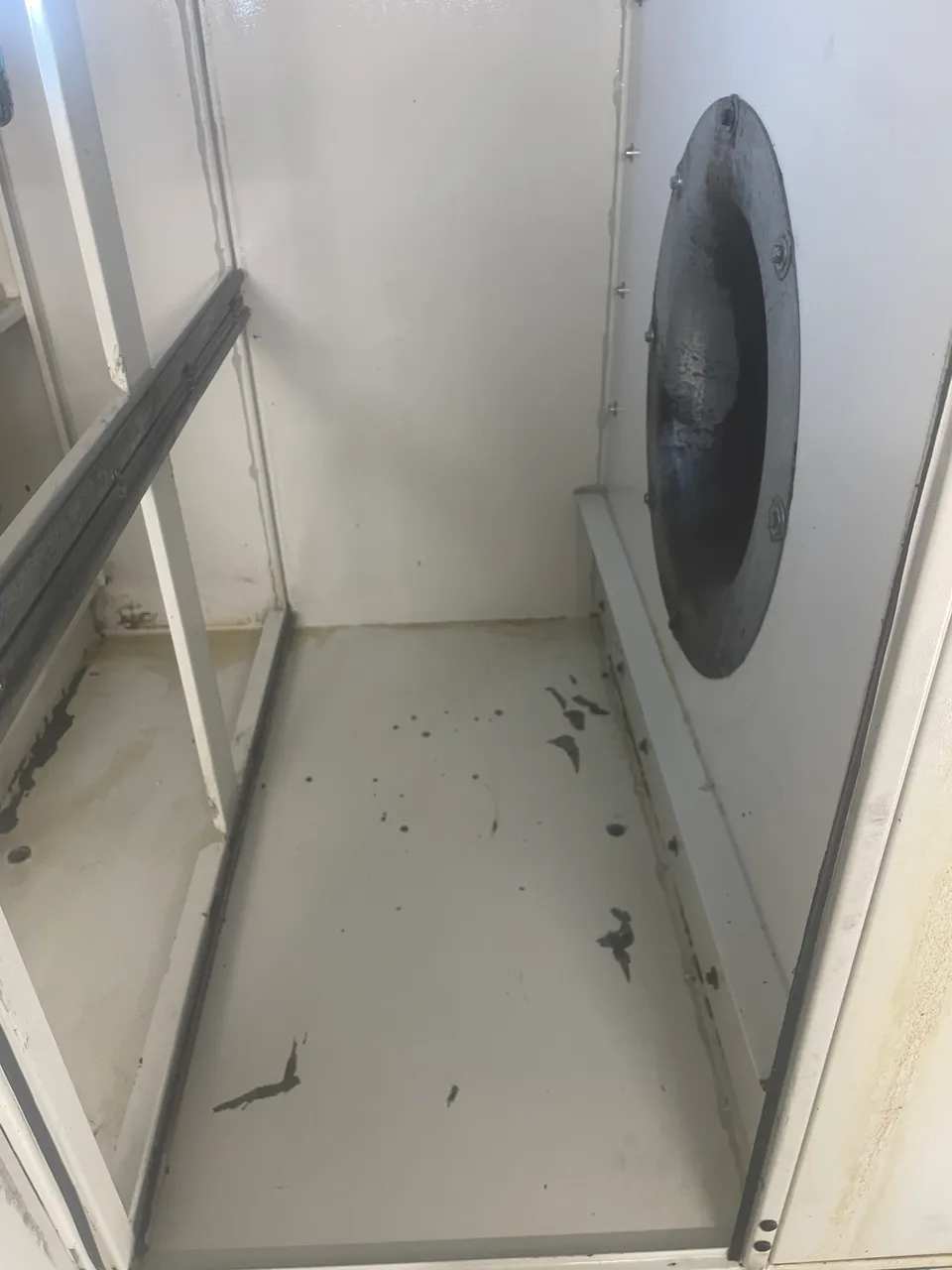Arbeitsraum mit Sichtfenster nach der Werkzeugmaschinenreinigung