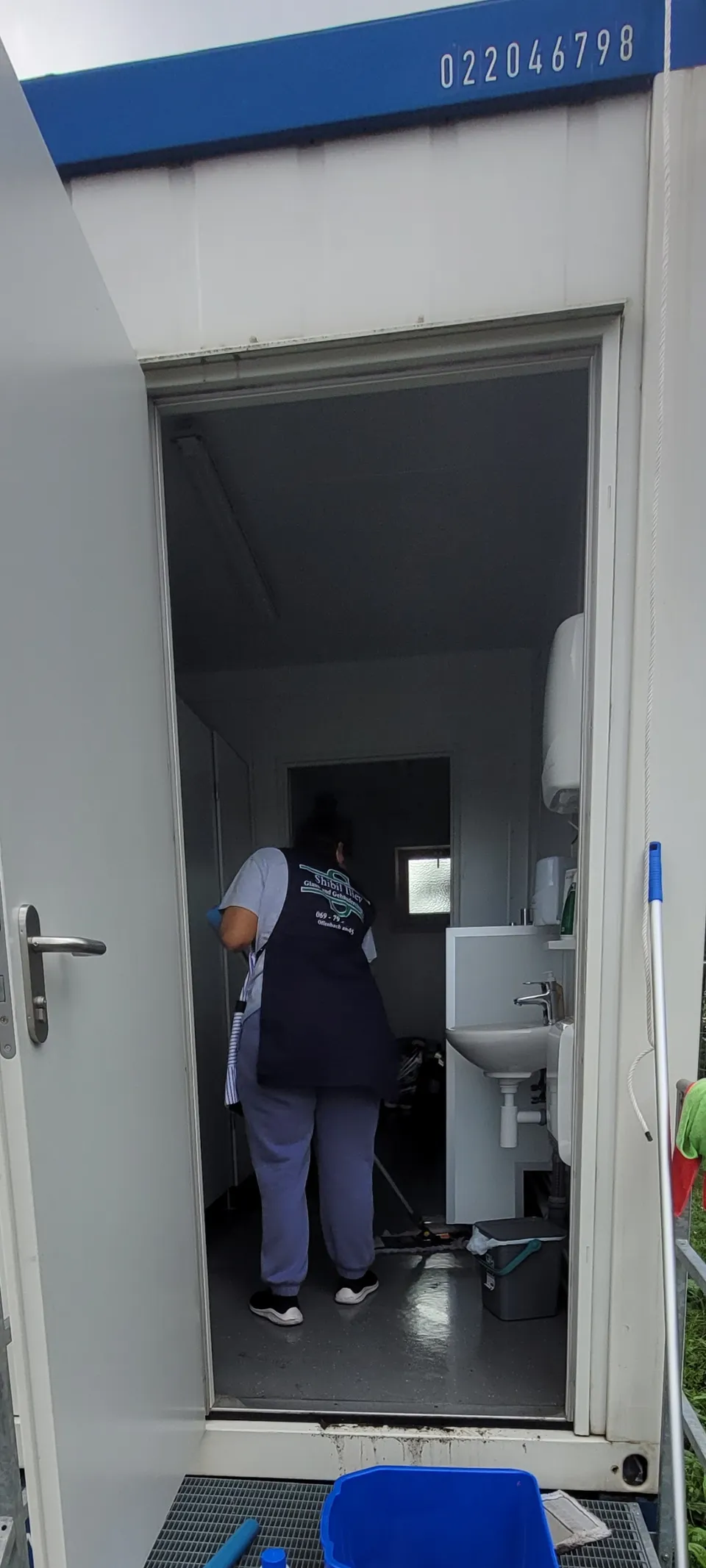 Professionelle Containerreinigung in Offenbach und Frankfurt – Glas & Gebäudereinigung Shibil Iliev