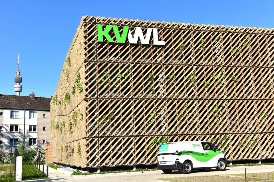 Moderne Fassade des KVWL-Gebäudes mit Holzlattung und integrierter Begrünung. - LINEA FUTURA GREENING