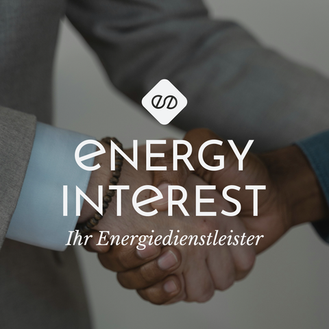 Zwei Hände schütteln sich vor einem Hintergrund mit dem Logo und dem Schriftzug 'ENERGY INTEREST - Ihr Energiedienstleister', Das Logo Design hat Sanja.Studio | Brand Design erarbeitet.