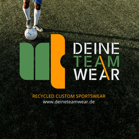 Fußballspieler steht auf einem Fußballfeld mit dem Logo und der Aufschrift 'Deine TeamWear' für recycelte, kundenspezifische Sportbekleidung - Sanja.Studio | Brand Design