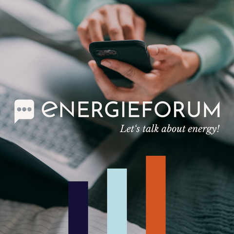 Im Hintergrund: Eine Person, die auf einem Smartphone tippt, während sie auf einem Sofa sitzt. Im Vordergrund sind das erarbeitete Logo für das Energieforum für Energy Interest. - Sanja.Studio | Brand Design