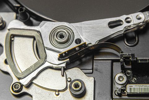 Detaillierte Nahaufnahme einer geöffneten Festplatte - Datenrettung & Computerservice Andreas Wach