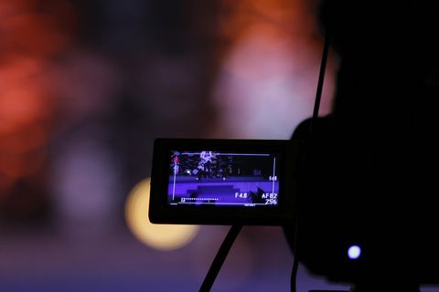 Person hält Smartphone mit Wärmebild-App in die Nacht, bunte Lichter im unscharfen Hintergrund - Datenrettung & Computerservice Andreas Wach