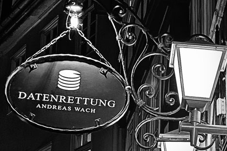 Außenansicht vom Geschäft mit historischen Straßenlaternen mit  Logo - Datenrettung & Computerservice Andreas Wach