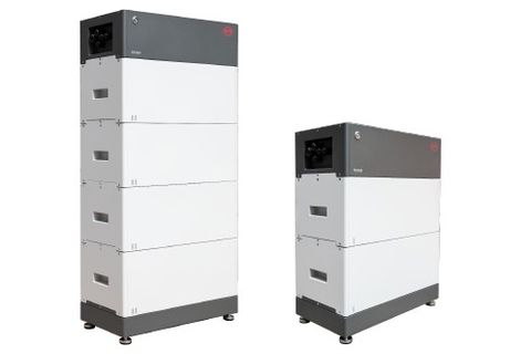 Zwei Energiespeichersysteme in Weiß und Grau, die zur Stromversorgung und Energieeffizienz verwendet werden können. - Glonn Solar GmbH