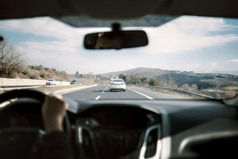 Dashcam-Blick aus dem Fahrzeug auf eine Landstraße mit Bergen und Bäumen im Hintergrund - Dashcam-Video-Rettung.jpg Datenrettung & Computerservice Andreas Wach