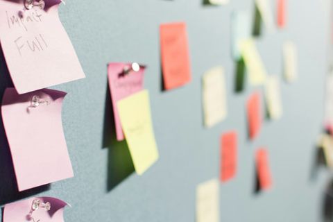 Bunte Haftnotizen an einer Wand befestigt, die verschiedene Ideen und Notizen enthalten. - Coaching Komplizin