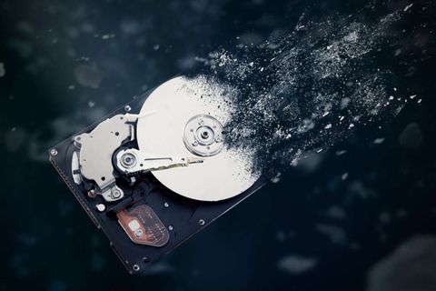 Festplatte, die in Wasser zerbricht und Wassertropfen spritzen - Datenrettung & Computerservice Andreas Wach