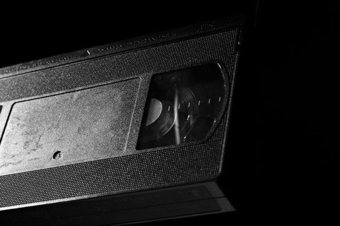 Nahaufnahme einer alten Videokassette in Schwarz-Weiß - Datenrettung & Computerservice Andreas Wach
