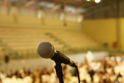 Mikrofon auf einer Bühne vor einem Publikum - Coaching Komplizin