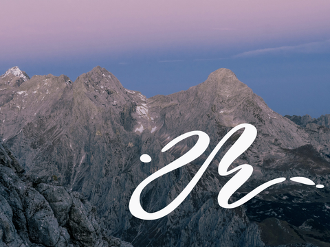 Berglandschaft mit ganz leicht schneebedeckten Gipfeln bei Dämmerung. Unten recht ein handgezeichneter sehr abstrahierter Weg, welcher aussieht wie eine Wellenform oder Serpentinen - Mut Mach Lehre