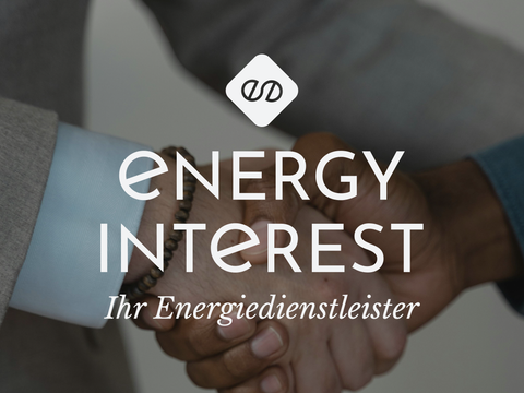 Zwei Hände schütteln sich vor einem Hintergrund mit dem Logo und dem Schriftzug 'ENERGY INTEREST - Ihr Energiedienstleister', Das Logo Design hat Sanja.Studio | Brand Design erarbeitet.