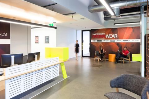 Realisierte Arbeitswelt bei Pacific Brands: Empfang und Showroom in halbindustrieller Gestaltung, als Workplace Strategin entwickelt und geplant