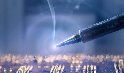 Rauchender Lötkolben und Dampf auf dunklem Hintergrund - Datenrettung & Computerservice Andreas Wach