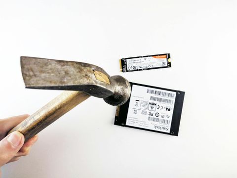 Hammer wird verwendet, um eine SSD-Festplatte zu zerstören - Datenrettung & Computerservice Andreas Wach