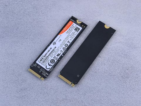 M.2 NVMe SSD mit goldenen Kontakten, Vorder- und Rückseite nebeneinander auf grauem Hintergrund - TRIM & Garbage collection  Datenrettung & Computerservice Andreas Wach