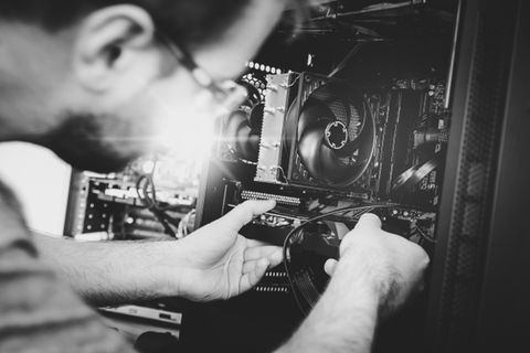 Ein Techniker repariert einen Computerkomponenten in einem Gehäuse. - Datenrettung & Computerservice Andreas Wach