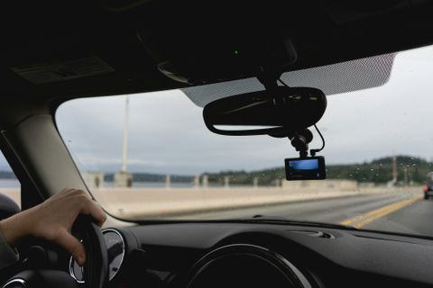 Dashcam-Installation am Rückspiegel eines Autos während der Fahrt auf der Autobahn – Experten-Service für Video-Datenrettung von Datenrettung Andreas Wach