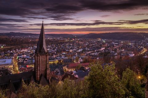 Panoramablick auf Marburg mit Kirchtürmen und Häusern bei Sonnenuntergang - Datenrettung & Computerservice Andreas Wach