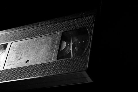 Nahaufnahme einer alten Videokassette in Schwarz-Weiß - Datenrettung & Computerservice Andreas Wach