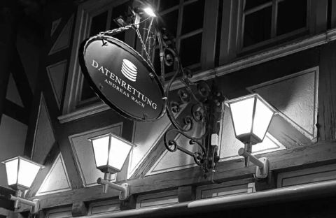 Aussenansicht mit Logo vom Geschäft  mit beleuchteten Laternen an der Fassade - Datenrettung & Computerservice Andreas Wach