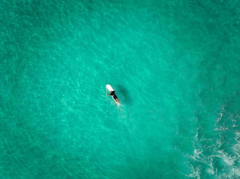 Surfen als Metapher für Workplace-Transformation — den Wandel annehmen und aktiv gestalten